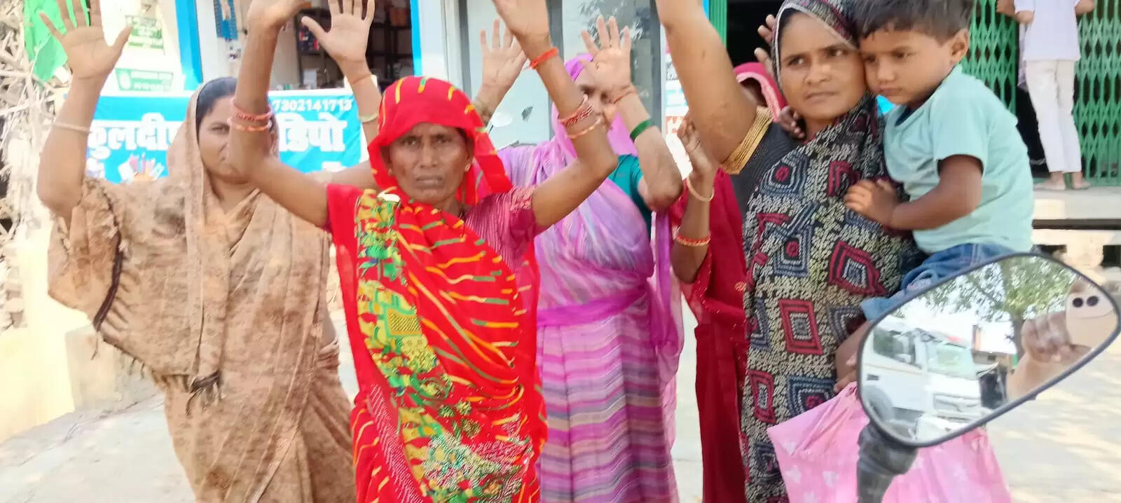 बैंक मैनेजर पर रिश्वत मांगने का आरोप,एस डी एम से हुई शिकायत