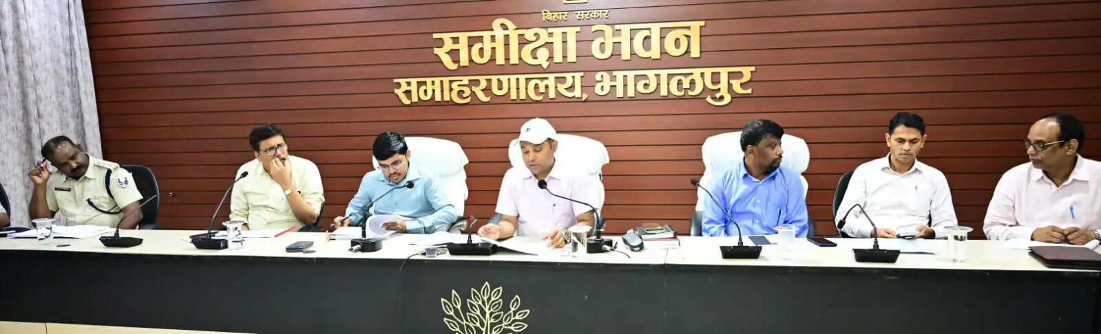 राजस्व विभाग के कार्यों की हुई समीक्षा बैठक