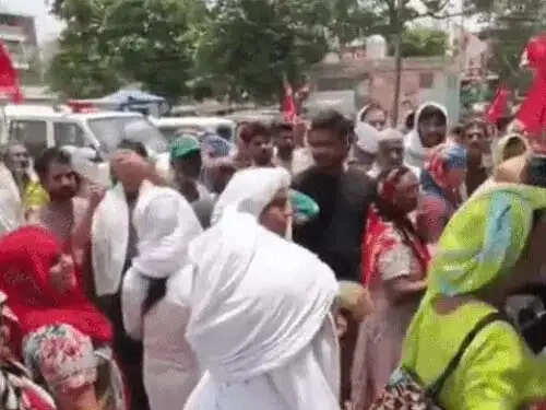 फरीदाबाद :मांगाें काे लेकर नेहरु कालोनी के लोगों ने कैबिनेट मंत्री के कार्यालय पर किया प्रदर्शन