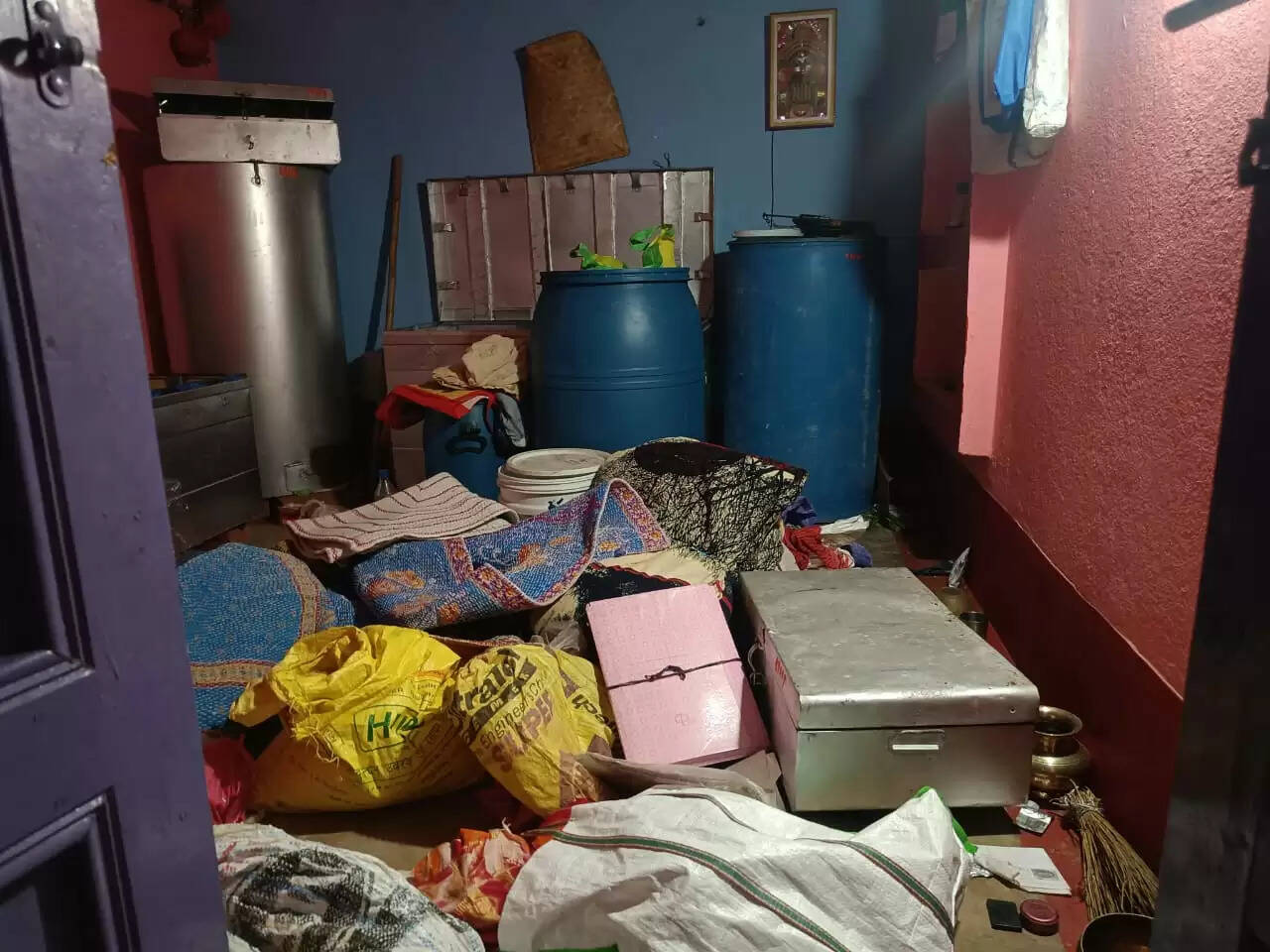 पुलिस वर्दी में पहुंचे अपराधियों ने पिस्तौल के बल पर की लूटपाट