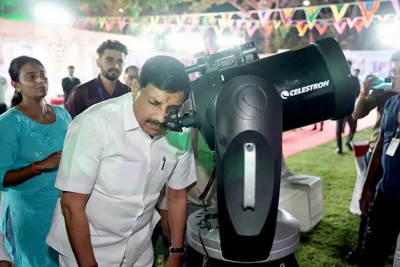 मप्रः विज्ञान मंथन यात्रा का शुभारंभ, मुख्यमंत्री ने निभाई शिक्षक की भूमिका, भावी वैज्ञानिकों से किया संवाद