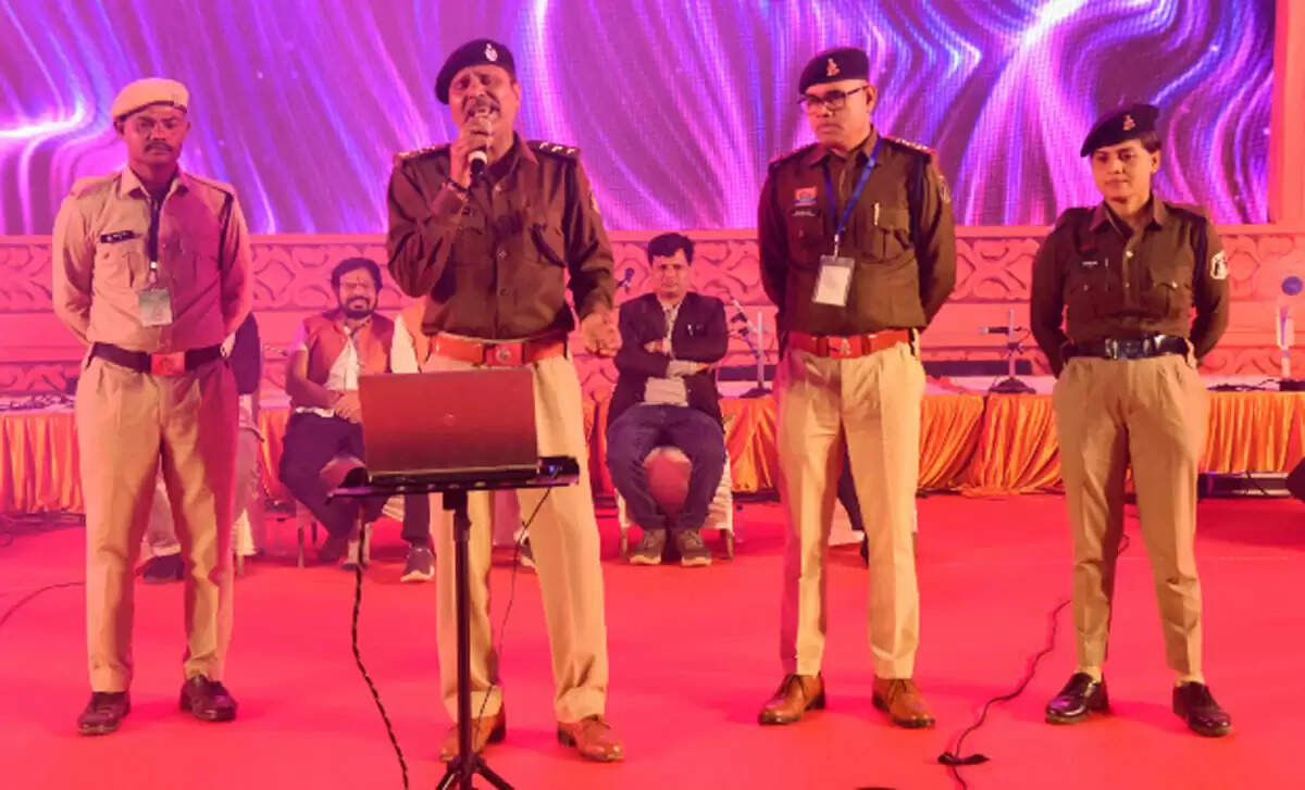 राजिम कुंभ कल्प मेला के मुख्य मंच पर नगरपालिका अध्यक्ष व डीएसपी ने दी देशभक्ति गीतों की प्रस्तुति