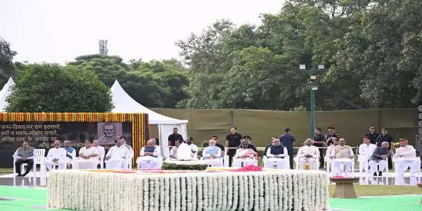 अटल बिहारी वाजपेयी की पुण्यतिथि पर ‘सदैव अटल’ पहुंचकर राष्ट्रपति, उपराष्ट्रपति और प्रधानमंत्री ने दी श्रद्धांजलि