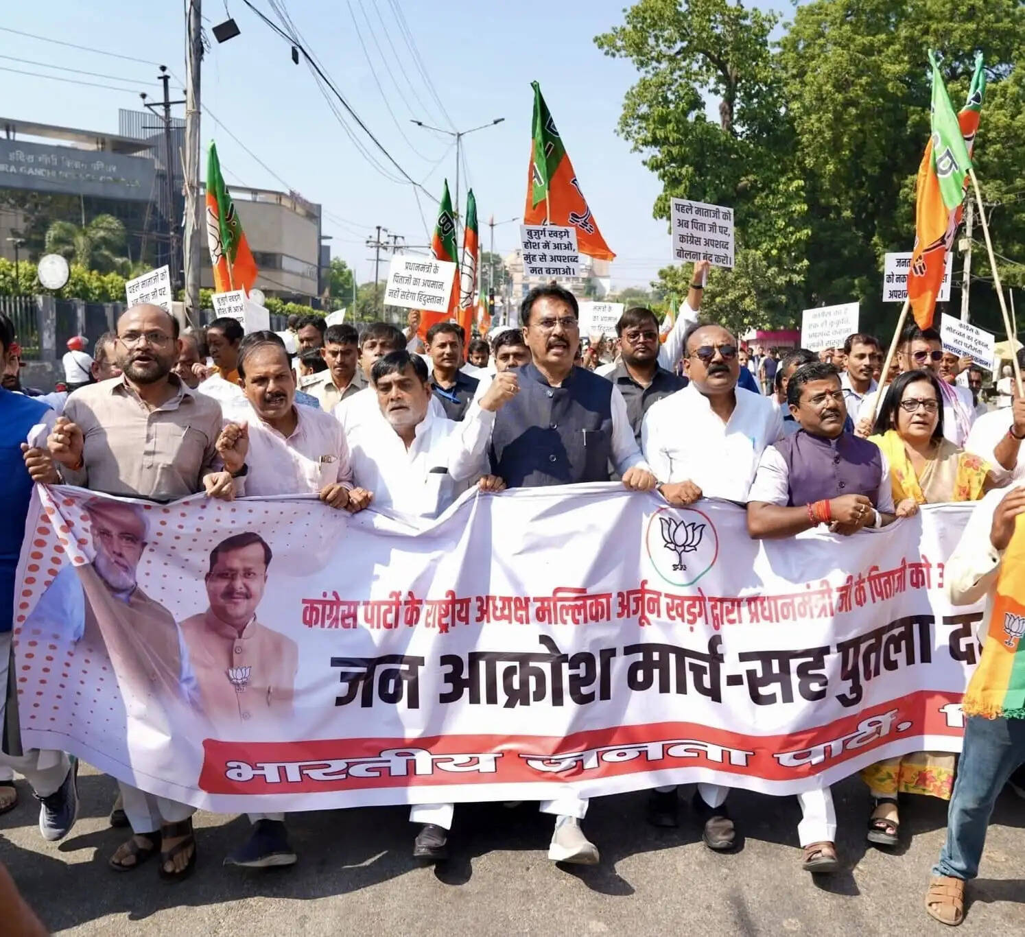 संजय सरावगी के नेतृत्व में भाजपा कार्यकर्ता सड़क पर उतरे, कांग्रेस के खिलाफ जमकर नारेबाजी