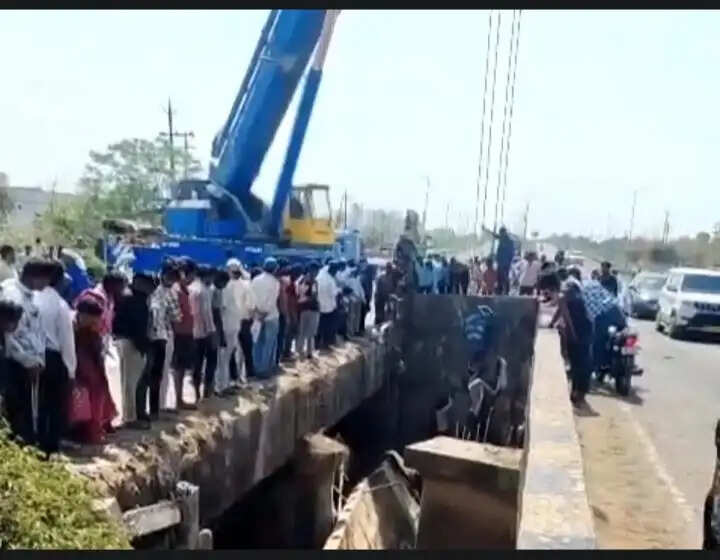 सतना में सरिया लदा ट्रक नहर में गिरा, चालक समेत तीन लोगों की मौत