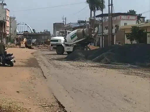 अनूपपुर: फ्लाईओवर निर्माण में कलेक्टर की अंतिम चेतावनी: ठेकेदार को 10 अप्रैल तक निर्माण में लाये गति