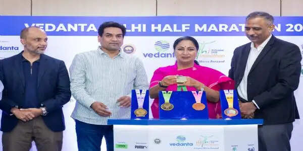 मुख्यमंत्री रेखा गुप्ता ने वेदांता दिल्ली हाफ मैराथन के फिनिशर मेडल का किया अनावरण