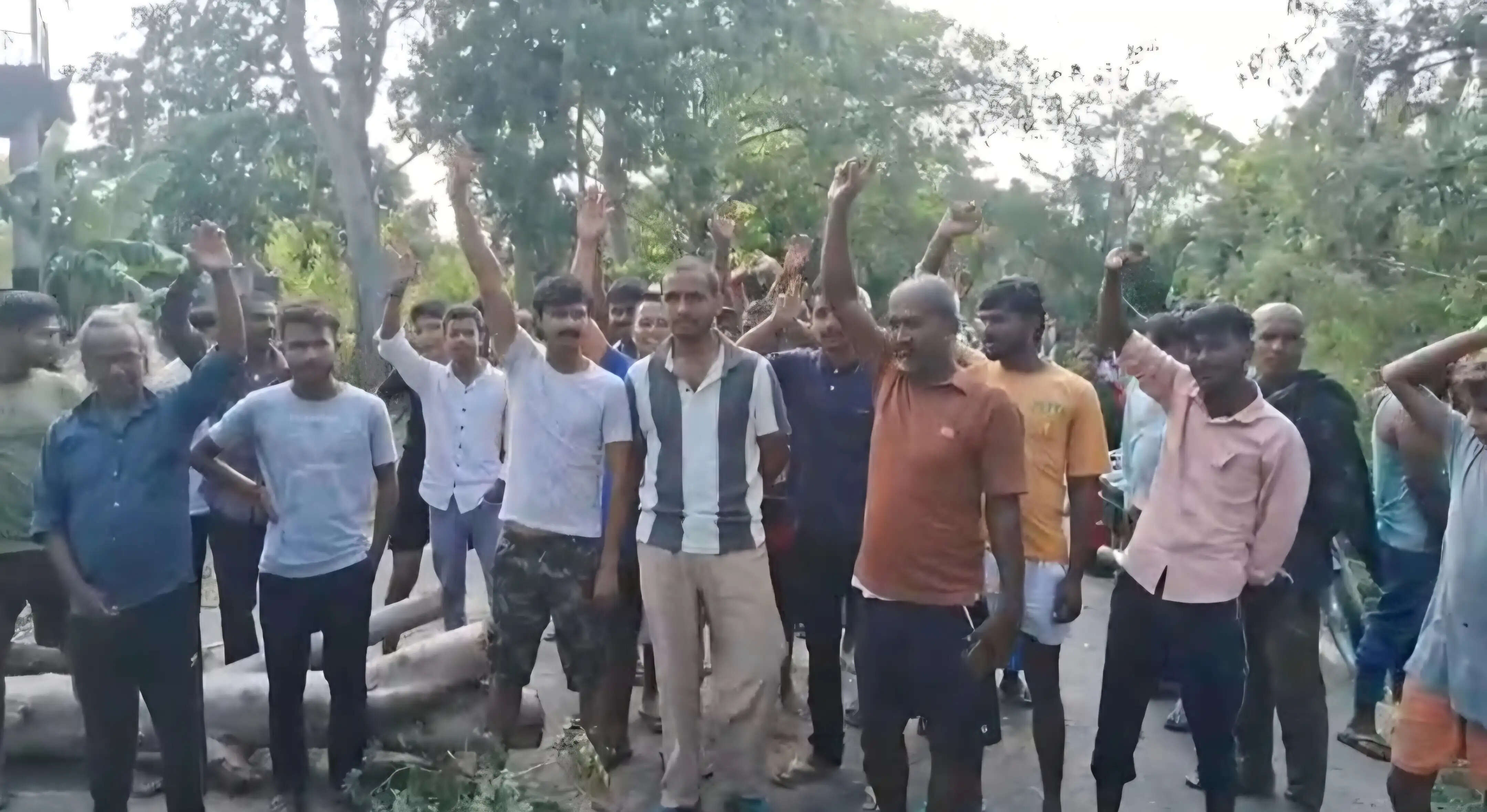 अमनौर में आक्रोशित ग्रामीणों ने किया सड़क जाम