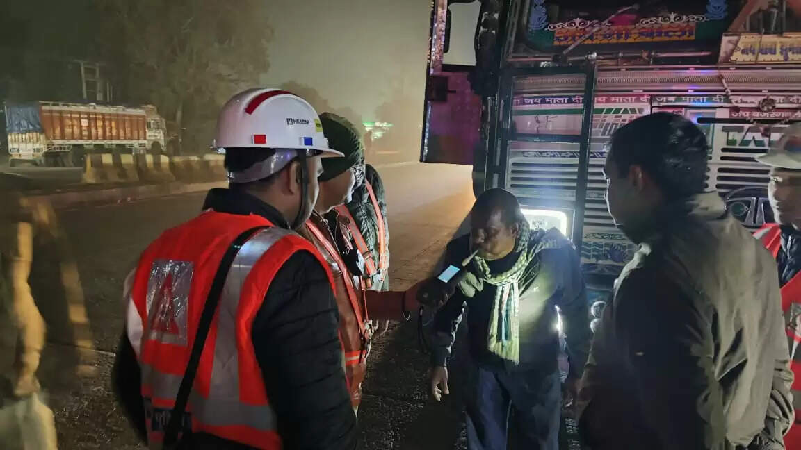 सड़क सुरक्षा अभियान: दो भारी वाहन सीज, 65 वाहनों पर 4.27 लाख के चालान