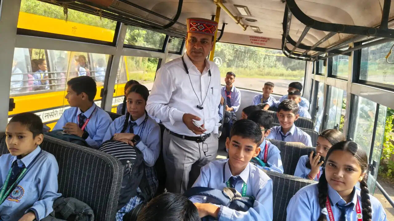 स्कूली बच्चों की सुरक्षा को लेकर एसडीएम ने किया निजी स्कूल बसों का औचक निरीक्षण