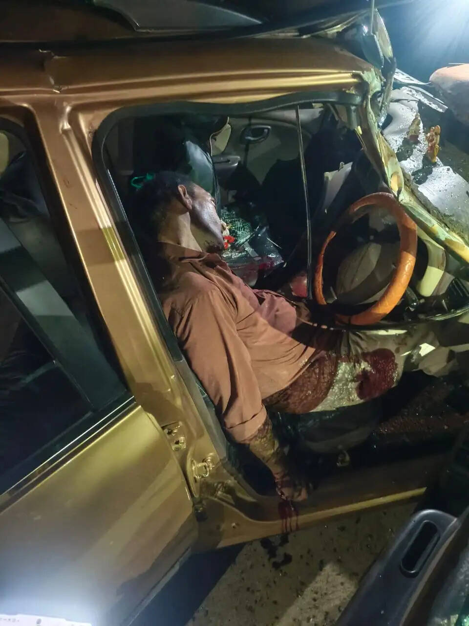 अनूपपुर: ट्रैक्टर के पीछे घुसी तेज रफ्तार कार, 2 लोगों की मौत, दो घायल