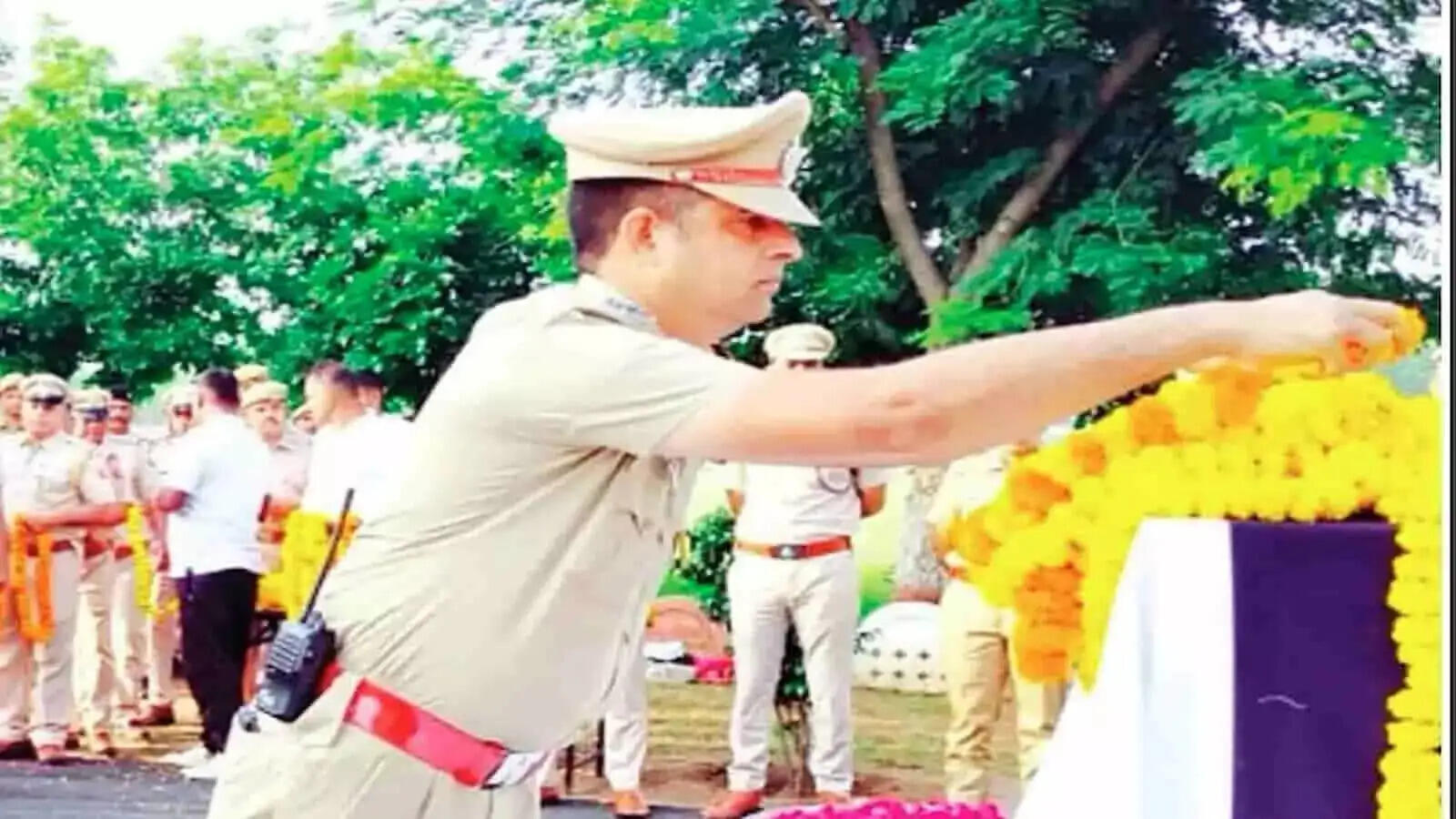 पुलिस लाइन में गूंजी अंतिम सलामी, थाना प्रभारी को पुष्पचक्र अर्पित कर दी श्रद्धांजलि