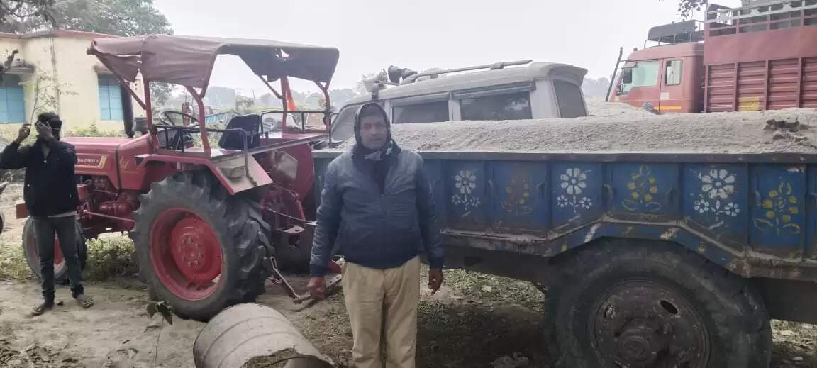 अवैध खनन के आरोप में ट्रैक्टर जब्त, लगाया गया जुर्माना
