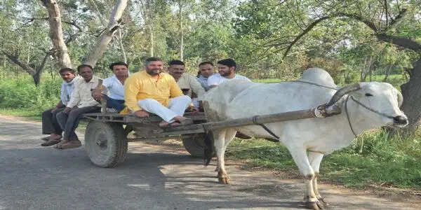 प्रधानमंत्री की अपील पर किसानों ने बैल बुग्गी से गांव-गांव जाकर की स्थापना दिवस में शामिल होने की अपील