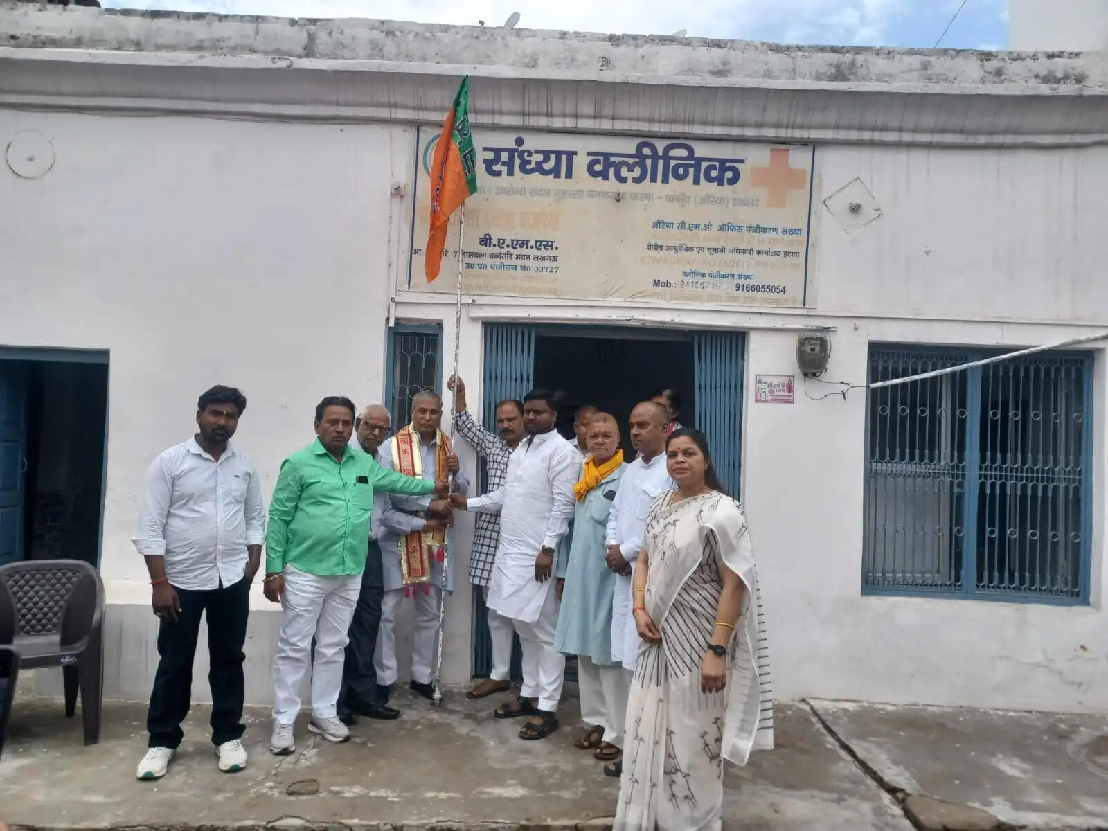 भाजपा स्थापना दिवस पर वरिष्ठ कार्यकर्ताओं का सम्मान, पूर्व राज्य मंत्री ने फहराया झंडा