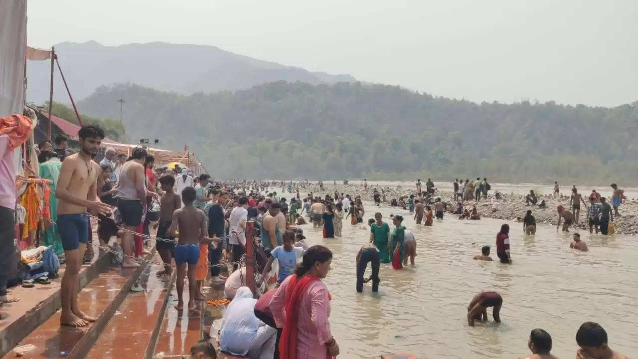 गंगा दशहरा पर लाखों श्रद्धालुओं ने गंगा में लगाई आस्था की डुबकी