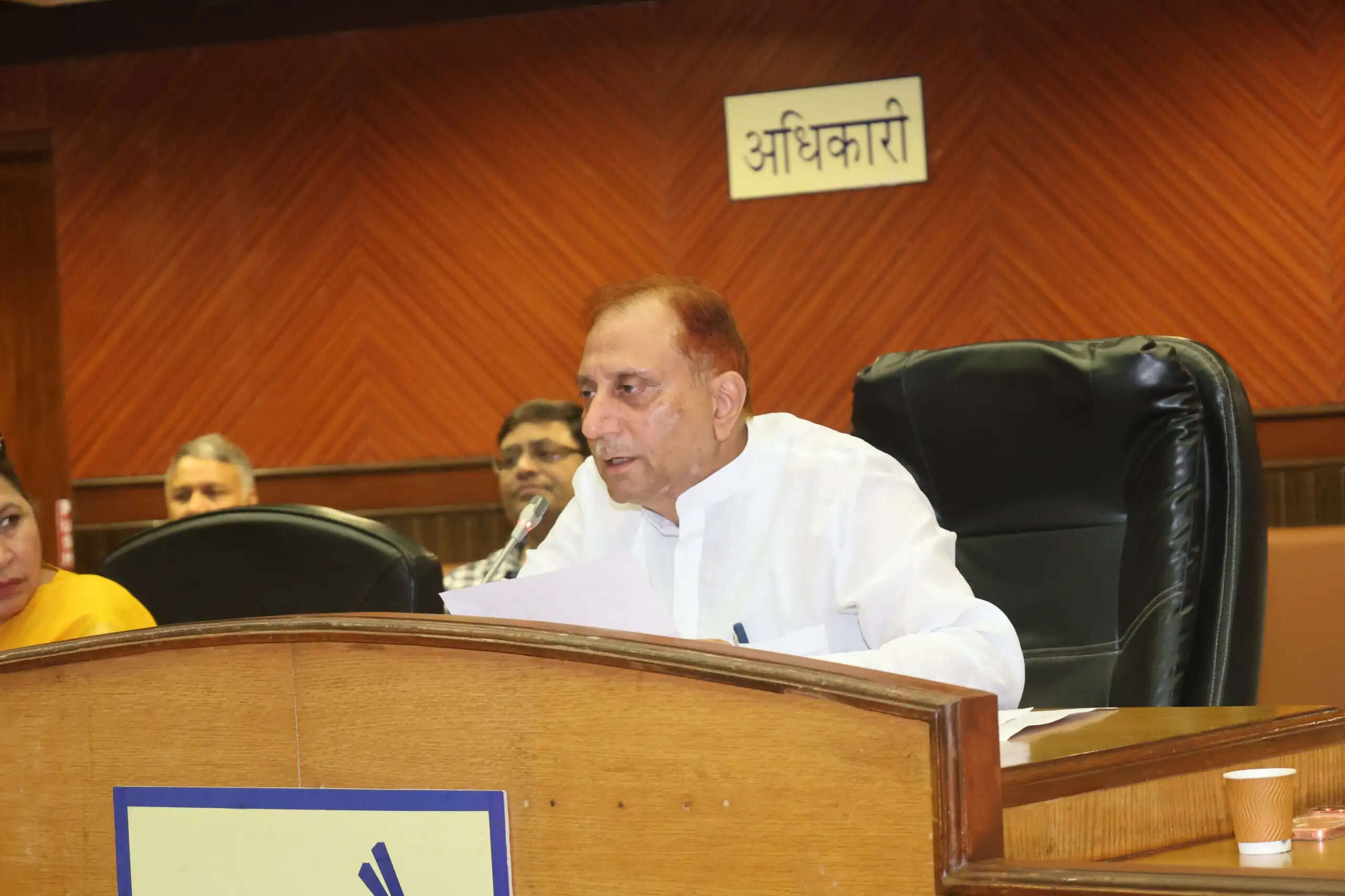 महापौर ने कचरा प्रबंधन नियमों के बारे में पार्षदों को अवगत कराने संबंधी बैठक की अध्यक्षता की