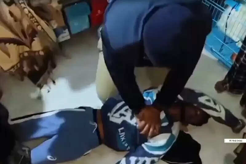 उज्जैनः टीआई ने फांसी के फंदे से युवक को उतारकर सीपीआर देकर बचाई जान