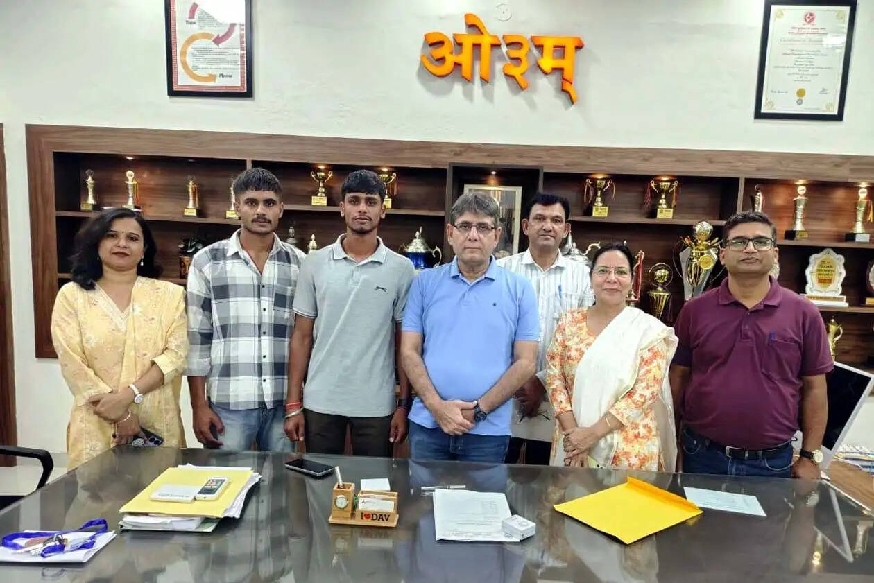हिसार : जिला स्तरीय रेड रन में दयानंद कॉलेज के अमित प्रथम, मनोज ने हासिल किया दूसरा स्थान