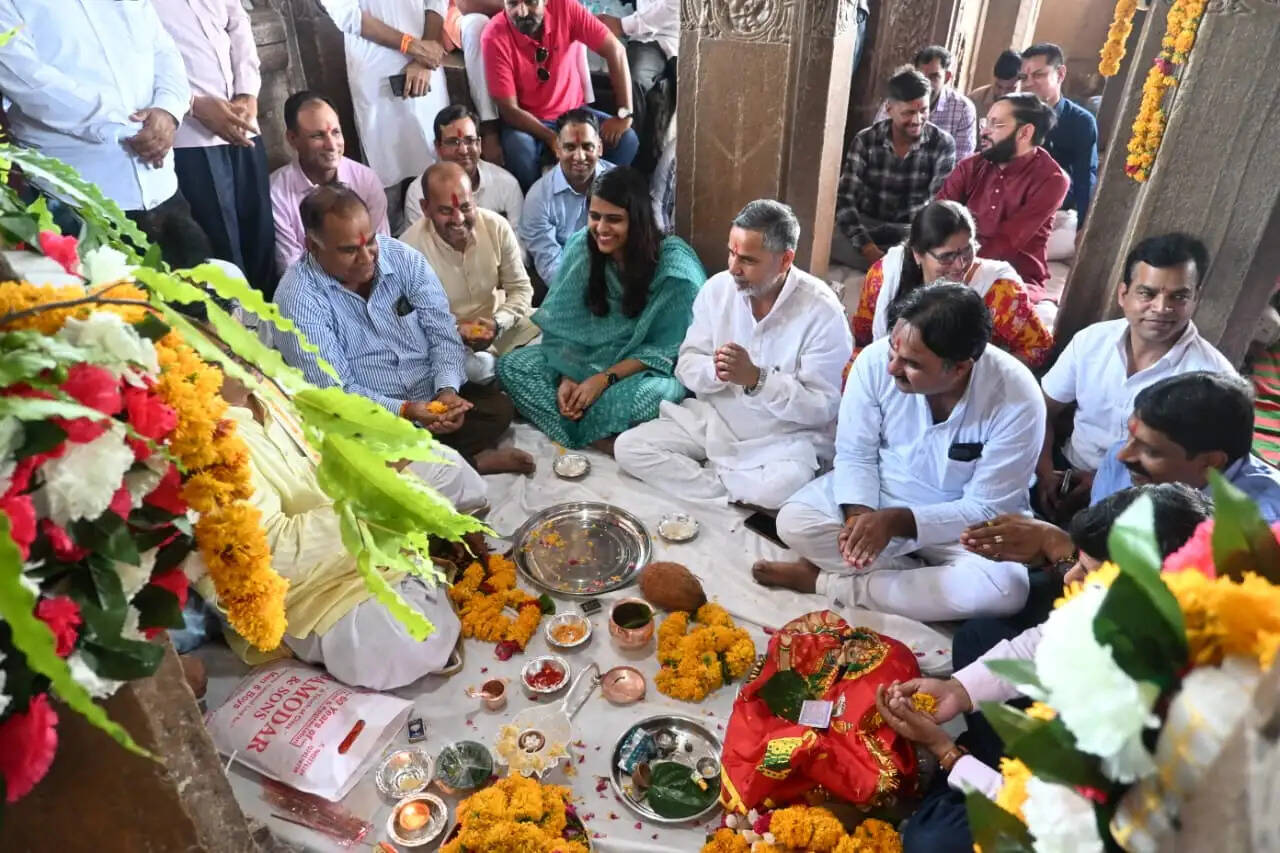 कालिका माता मंदिर में हुई पूजा-अर्चना एवं महाआरती, राष्ट्र की समृद्धि व प्रधानमंत्री के उत्तम स्वास्थ्य की कामना