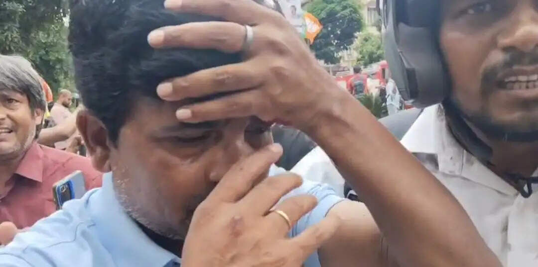 रांची : बैरिकेडिंग तोड़ कांग्रेस व भाजपा कार्यकर्ता भिडे़, चले पत्थर