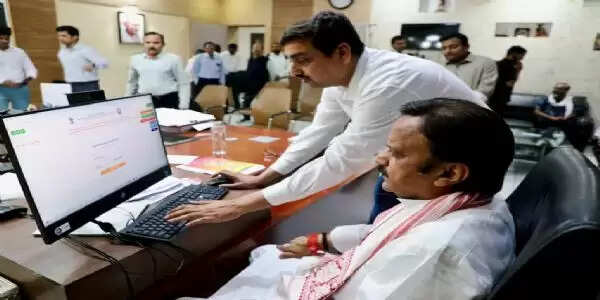 उप मुख्यमंत्री शुक्ल ने स्वयं भरा अपना स्वगणना फॉर्म, नागरिकों से भी की डिजिटल सुविधा का लाभ लेने की अपील