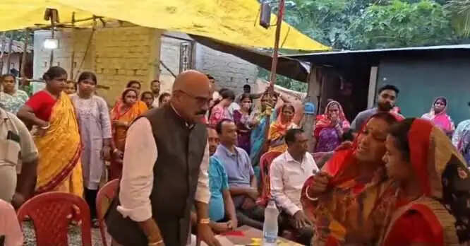 छात्रावास सर्पदंश मामले में मृत छात्राओं के परिजनों से मिले पूर्व विधायक अनूप नाग