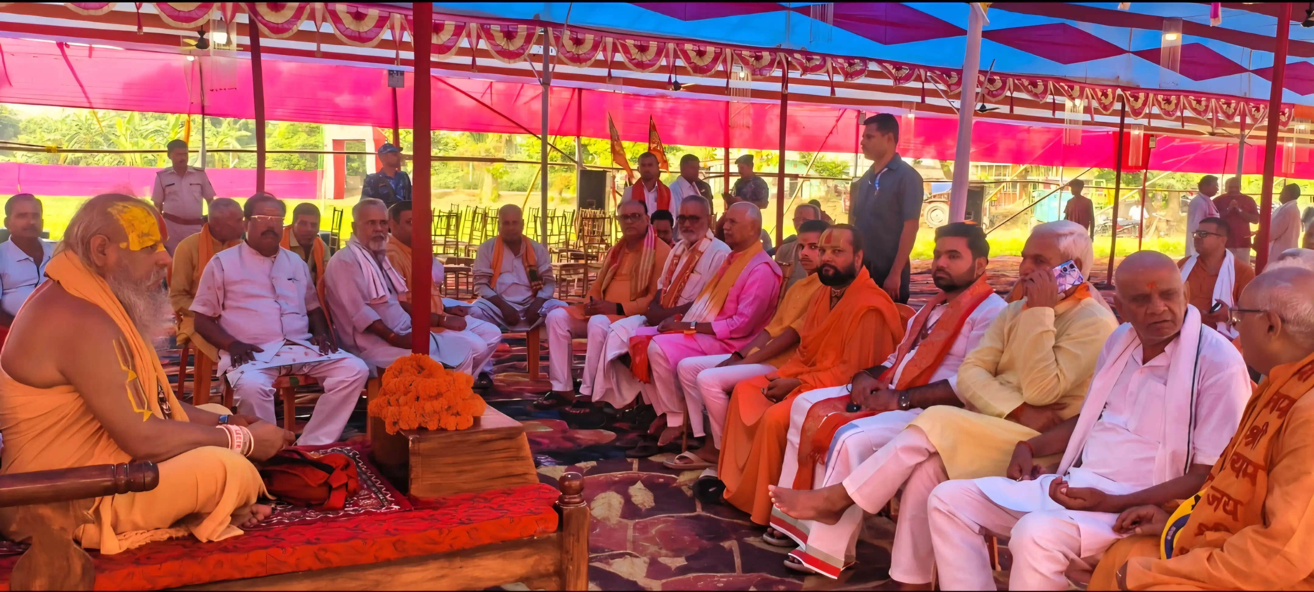कलश यात्रा के साथ धार्मिक अनुष्ठान में शामिल हुए सांसद जनार्दन सिंह सिग्रीवाल