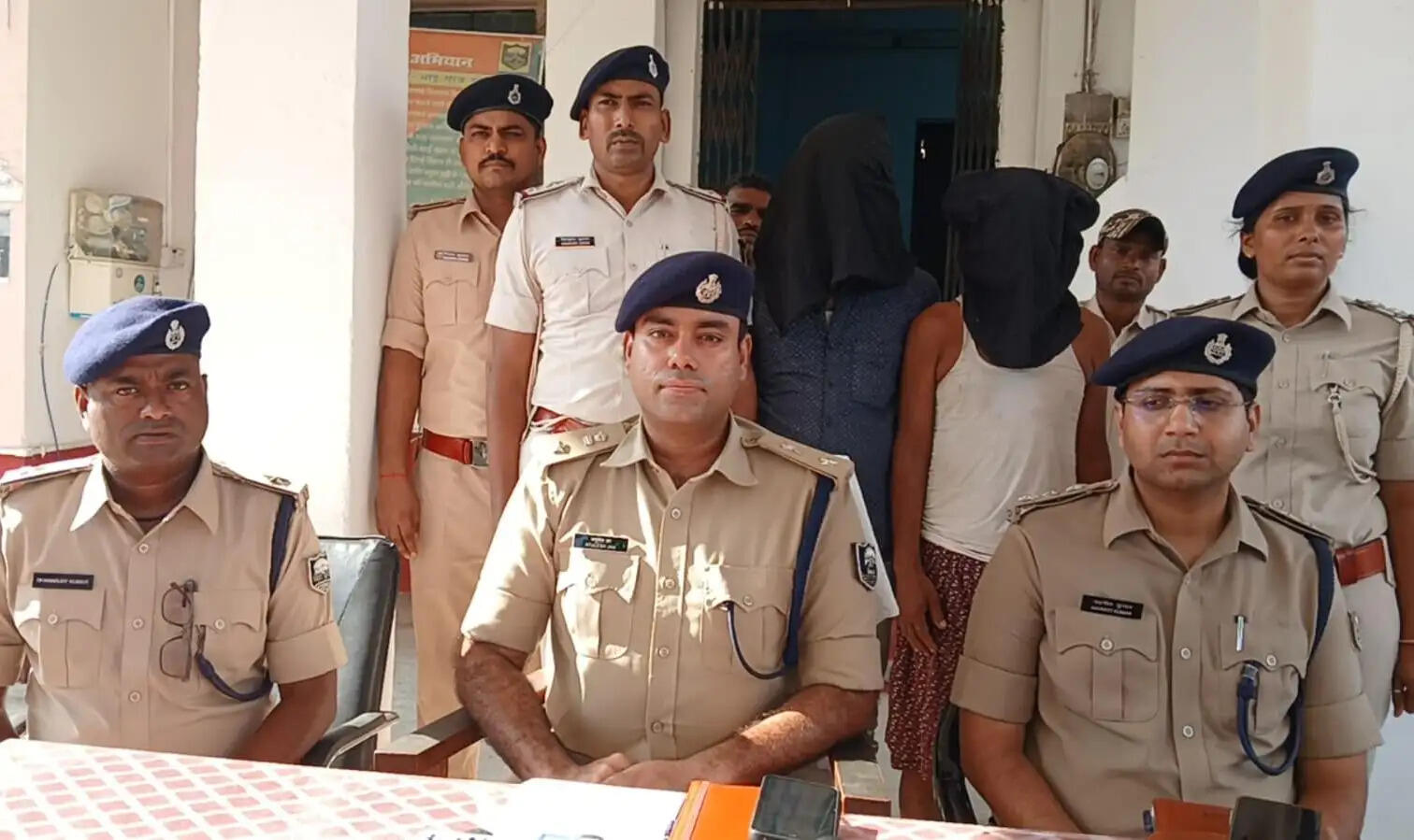 भारी मात्रा में विदेशी शराब के साथ दो तस्कर गिरफ्तार