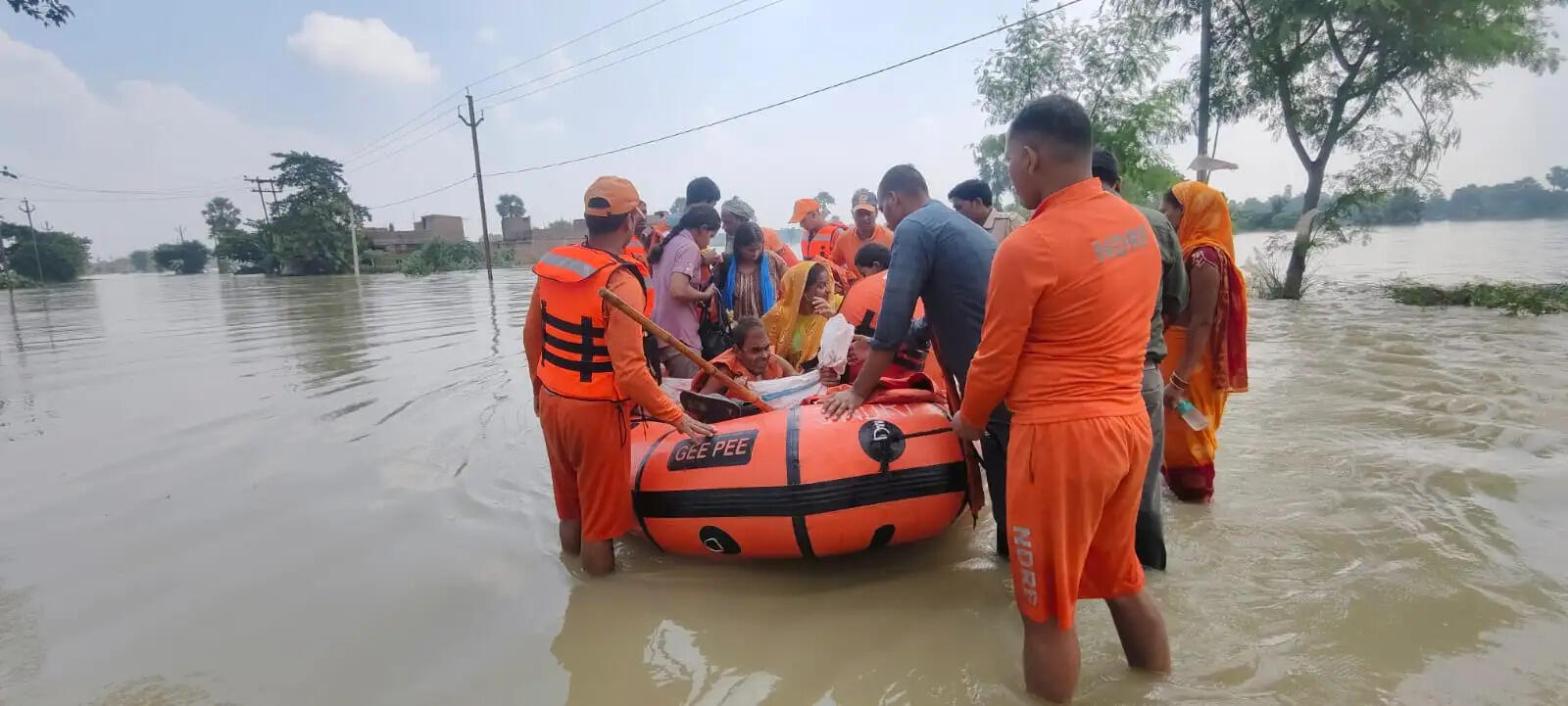 सारण में बाढ़ के गंभीर स्थिति को देखते हुए जिला प्रशासन का ऑपरेशन रेस्क्यू युद्धस्तर पर जारी