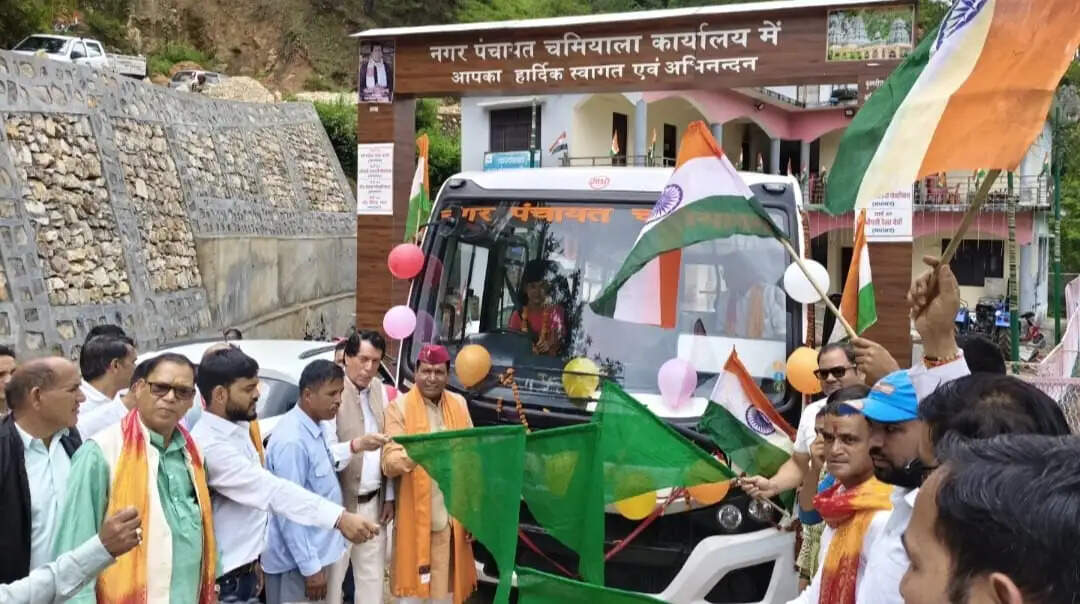 स्वतंत्रता दिवस पर छात्र-छात्राओं के लिए बस का किया लोकार्पण