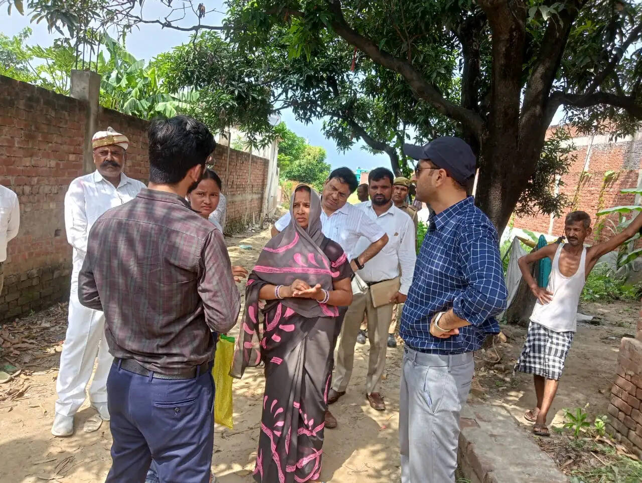 देवरिया : फर्जीवाड़े से जमीन का बैनामा कराने की शिकायत पर डीएम ने किया मौके का निरीक्षण