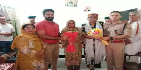 उपायुक्त ने ऑपरेशन सिंदूर में घायल वीर जवान व्यास देव से की मुलाकात