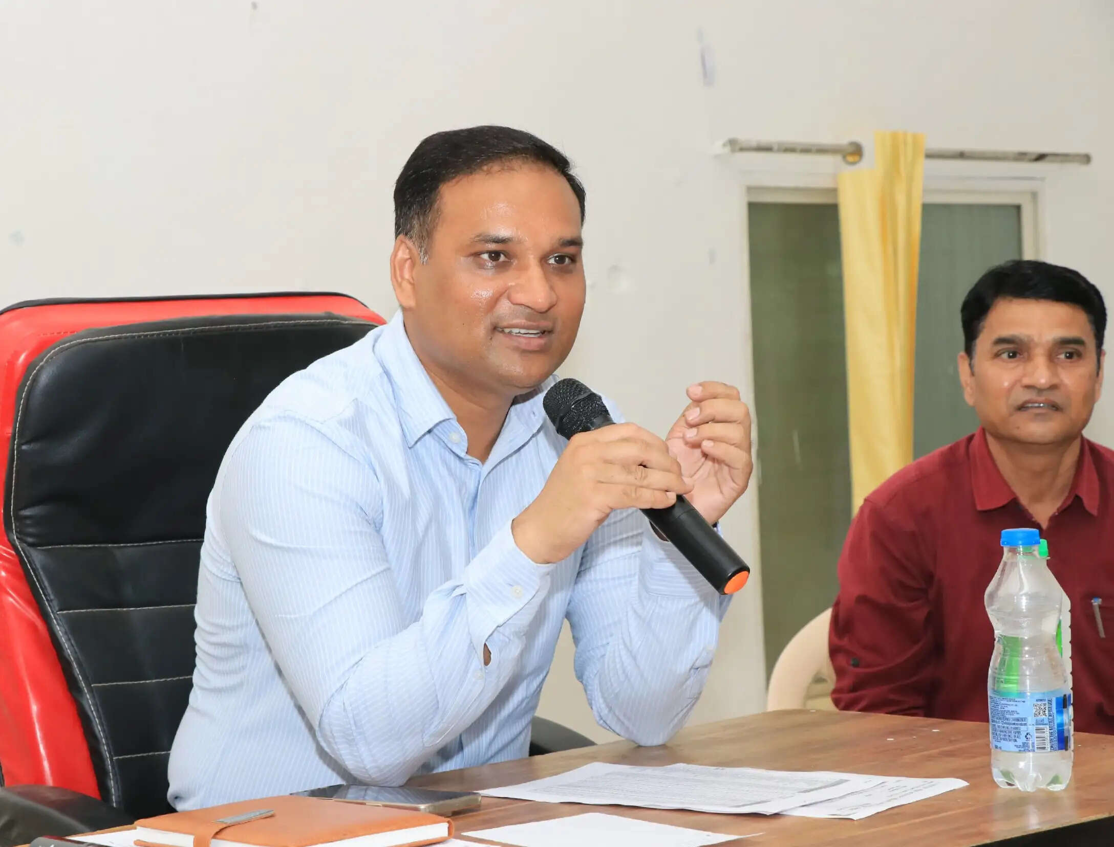 झाबुआ: सेवा भाव से कार्य का मिलेगा पुरस्कार, अनियमितता पर होगी सख्त कार्रवाई - कलेक्टर डॉ. भरसट