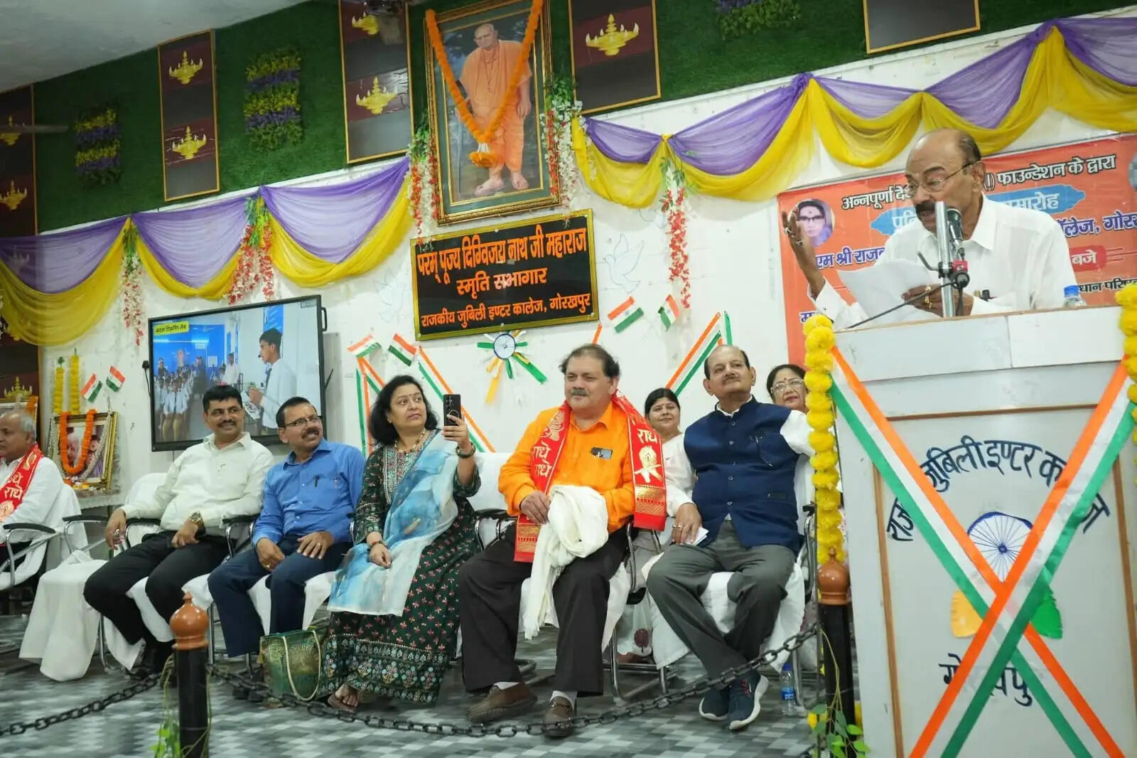 पी.एम. श्री राजकीय जुबिली इंटर कॉलेज में 75 वर्ष बाद पहुंचे यश भारती सम्मानित डॉ. राम रतन बनर्जी, भावनाओं से सराबोर हुआ प्रतिभा सम्मान समारोह