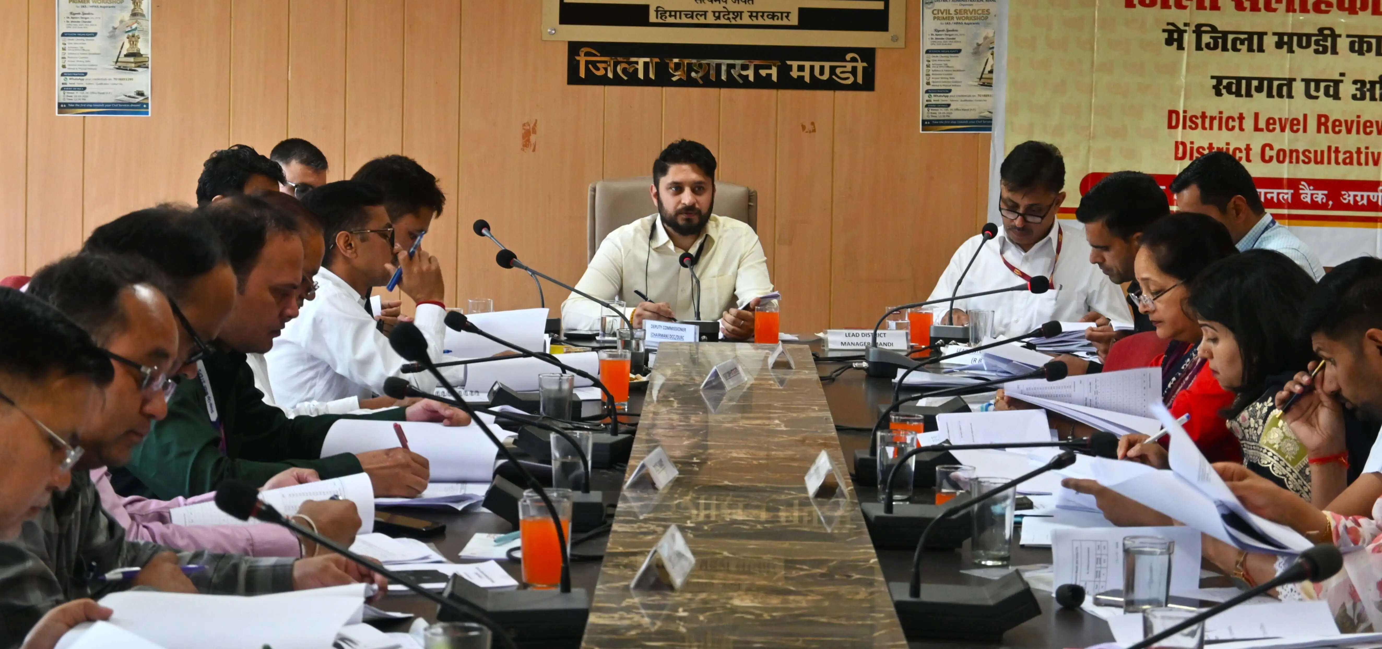 जिले में आर्थिक विकास को गति प्रदान करने के लिए आपसी समन्वय से करें कार्य बैंक और विभाग: अपूर्व देवगन