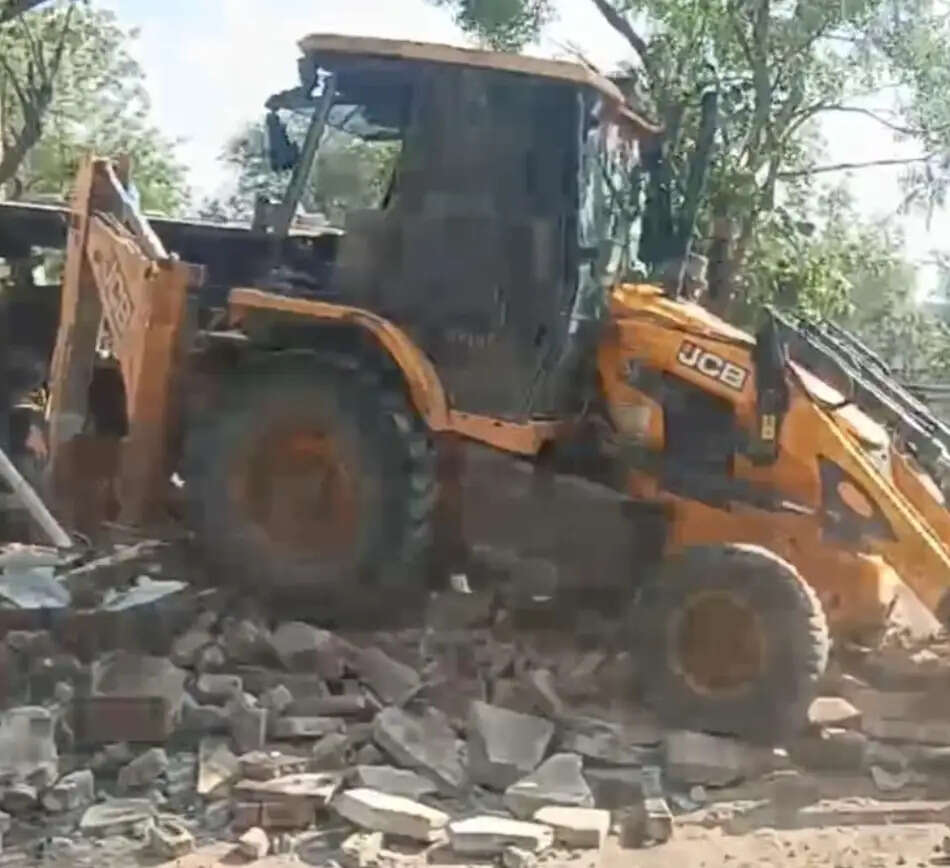 आगरमालवाः नाबालिक से छेड़छाड करने वाले आरोपी के मकान पर चला बुलडोजर