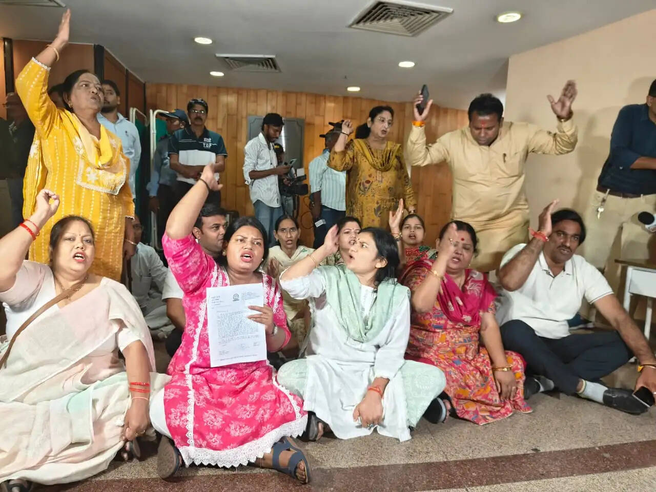 आआपा पार्षदों ने महापौर कार्यालय के बाहर किया प्रदर्शन, चुनाव रद्द कर 35 सदस्यीय समिति बनाने की मांग