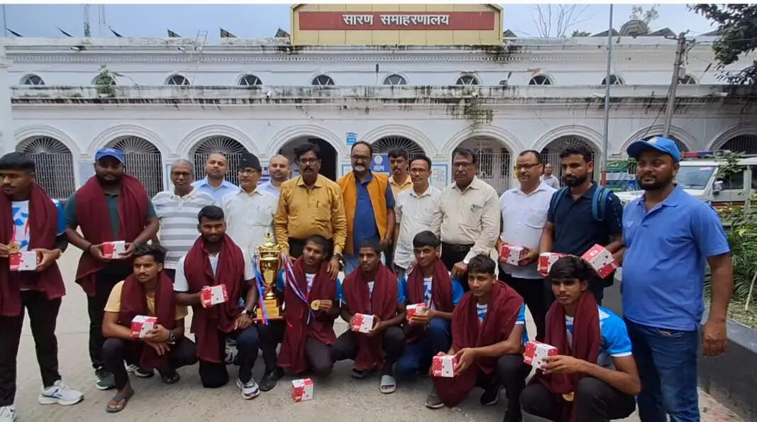 52वीं जूनियर राज्य कबड्डी प्रतियोगिता में चैंपियन बने सारण टीम को जिलाधिकारी ने किया सम्मानित