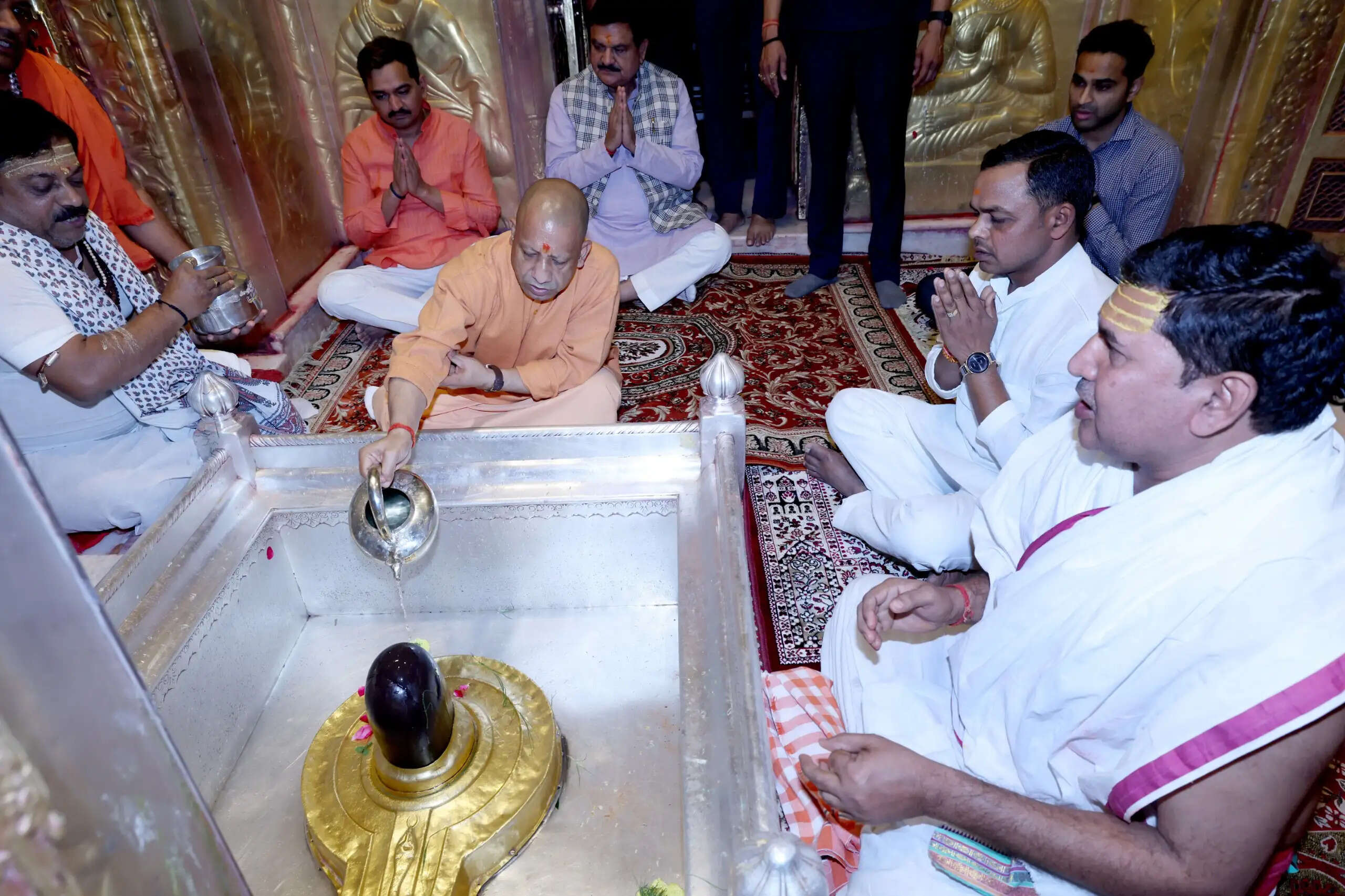 वाराणसी: मुख्यमंत्री योगी आदित्यनाथ ने श्री काशी विश्वनाथ धाम में लगाई हाजिरी