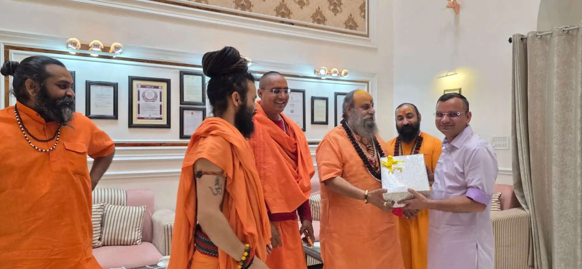 मुरादाबाद के एसएसपी ने जूना अखाड़े के&nbsp;महंतों का किया स्वागत-अभिनंदन