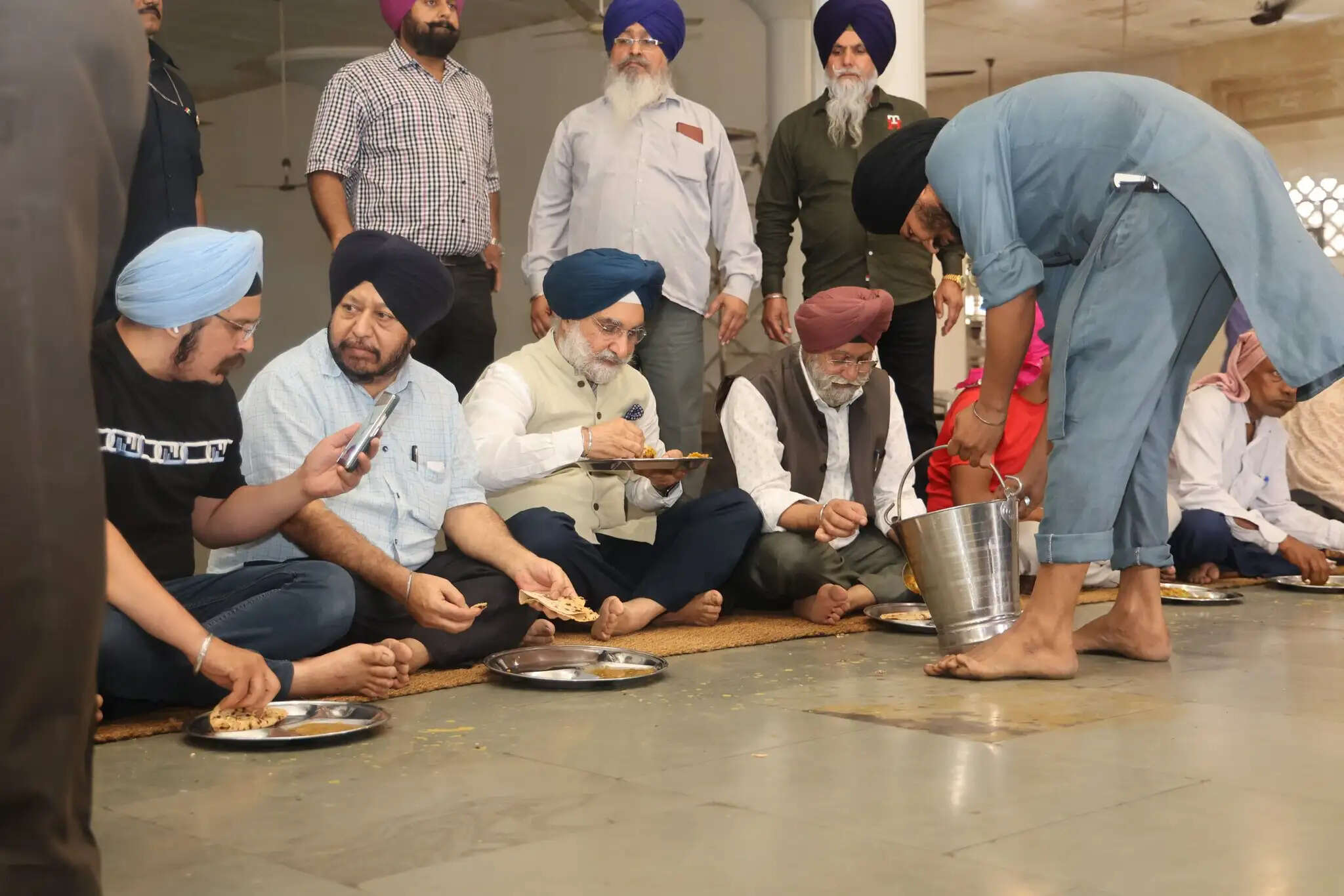 दिल्ली के उपराज्यपाल ने गुरु तेग बहादुर के प्रकाश पर्व पर गुरुद्वारा रकाबगंज साहिब में की अरदास