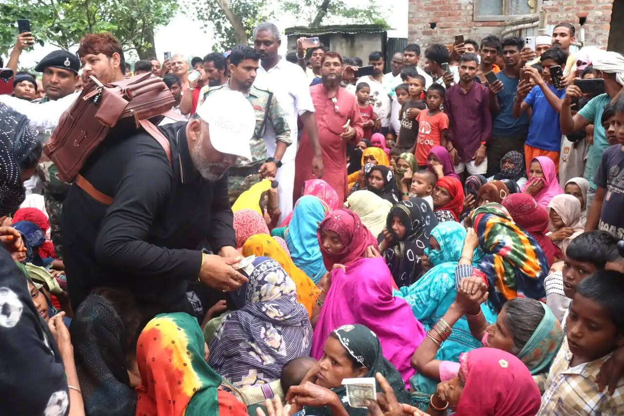 बाढ़ प्रभावितों से मिले सांसद पप्पू यादव, महिलाओं को दी आर्थिक सहायता