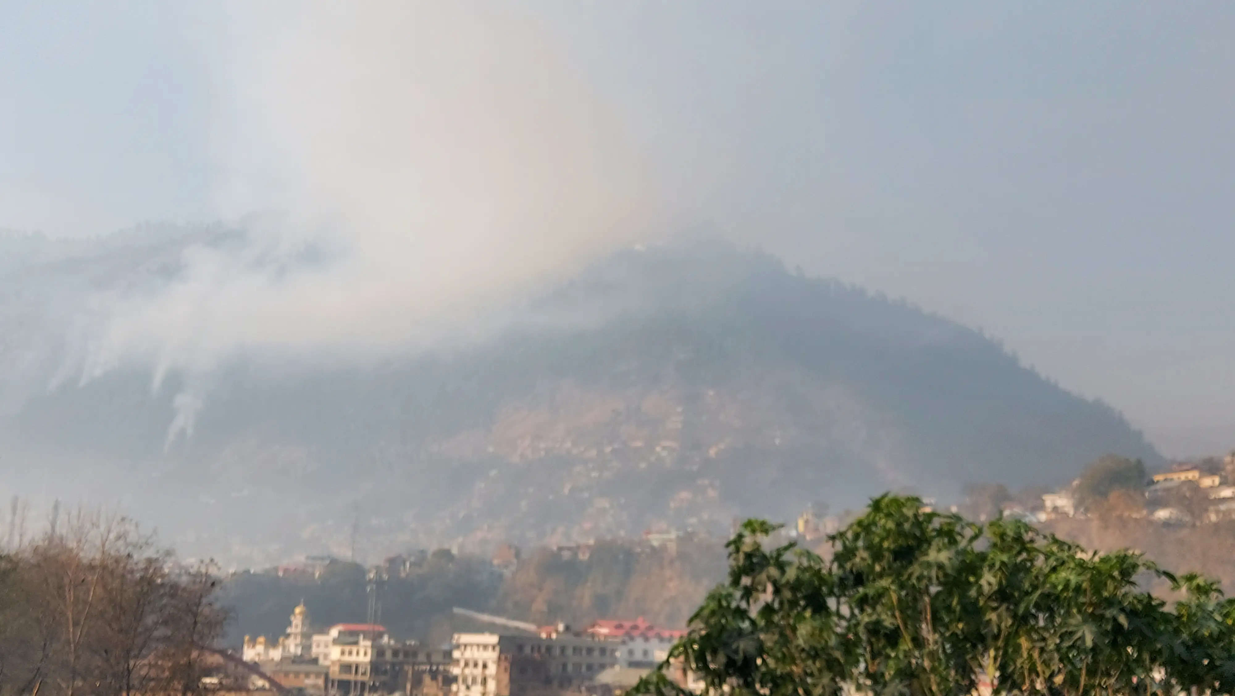 कुल्लू के पहाड़ों पर फिर लगी आग, घाटी में छाया धुआं