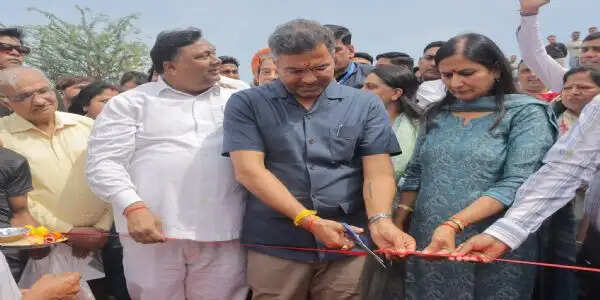 नजफगढ़ ड्रेन की सफाई के लिए दो नई वीड हार्वेस्टर मशीनों का जलावतरण