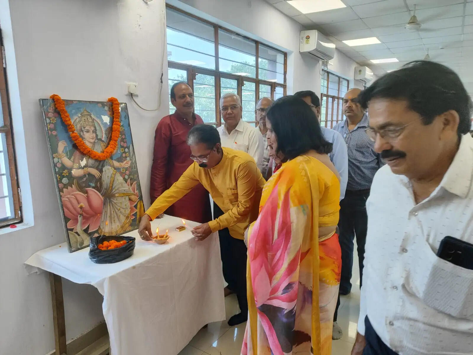 कवि सम्मेलन व मुशायरे में बही संवेदना और व्यंग्य की धारा, बजती रही तालियां