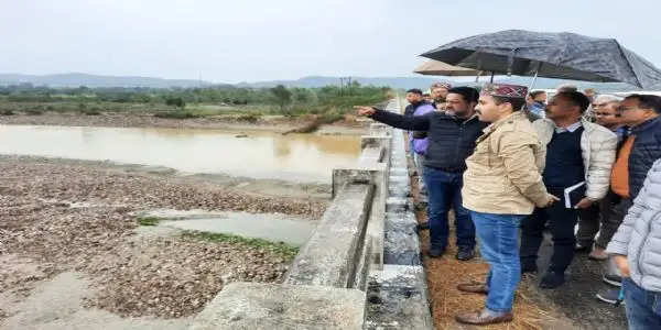 लोक निर्माण मंत्री ने कांगड़ा दौरे के दूसरे दिन फतेहपुर में किया क्षतिग्रस्त सड़कों का निरीक्षण