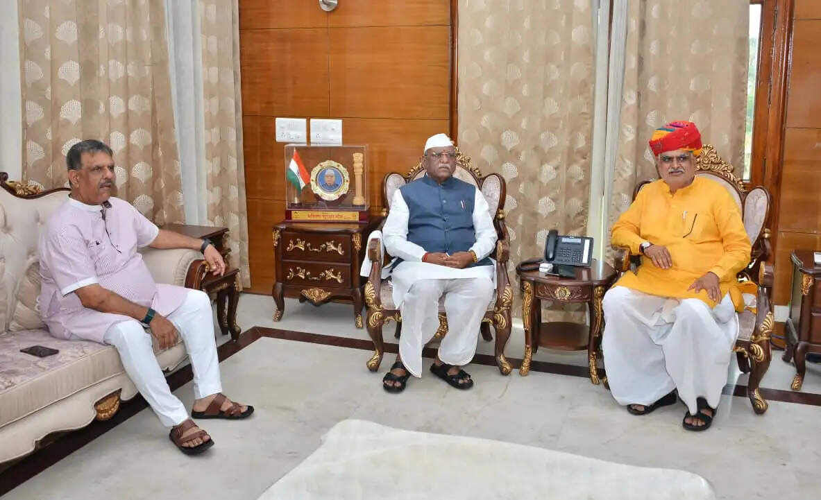 राज्यपाल बागडे से यूडीएच मंत्री खर्रा और चिकित्सा मंत्री खींवसर की शिष्टाचार भेंट