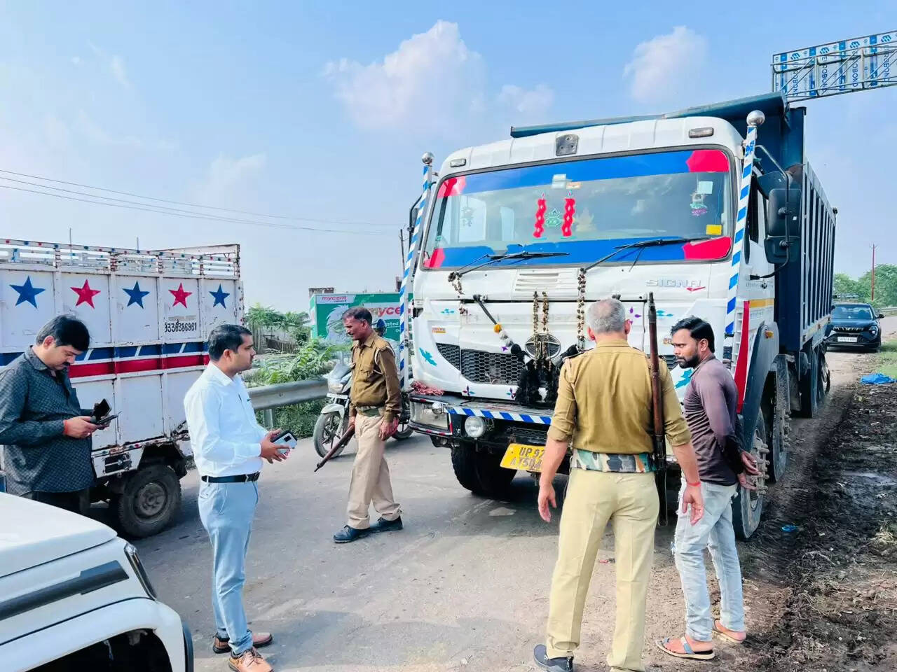 बिना रॉयल्टी मौरंग ढोते 68 ओवरलोड ट्रक सीज
