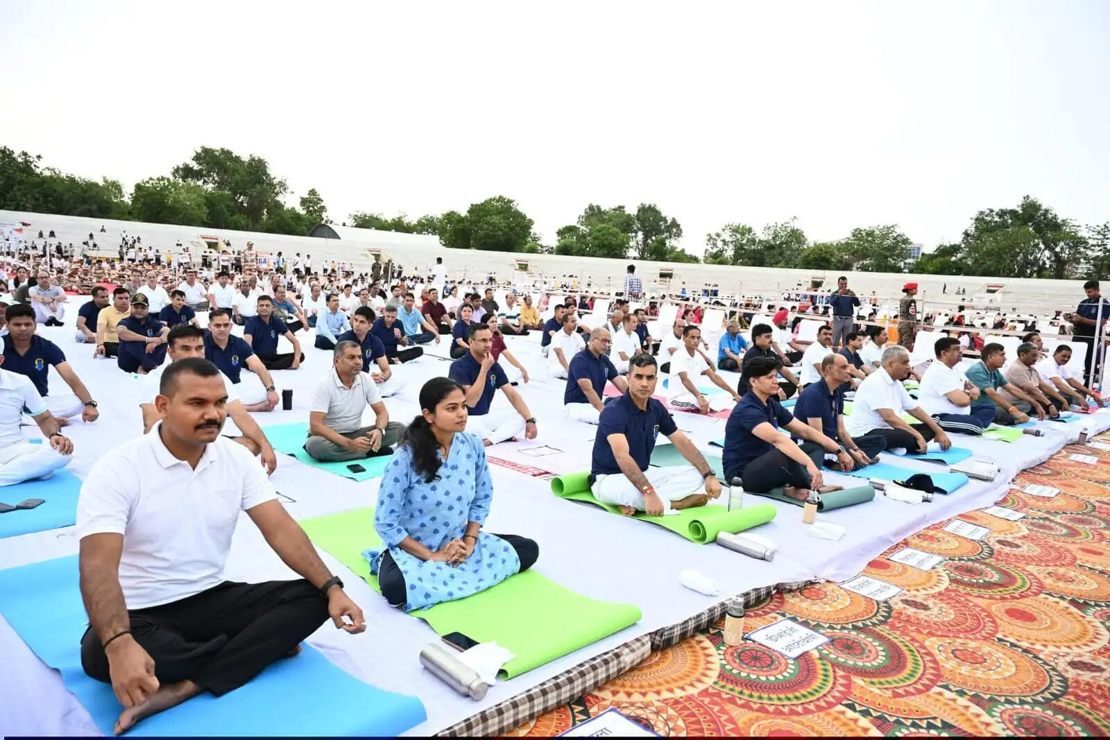 अलवर में अंतरराष्ट्रीय योग दिवस पर हजारों लोगों ने किया सामूहिक योगाभ्यास, नशामुक्ति का लिया संकल्प